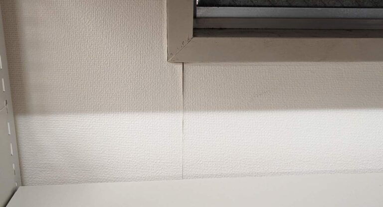壁面に隠された雨漏りの跡